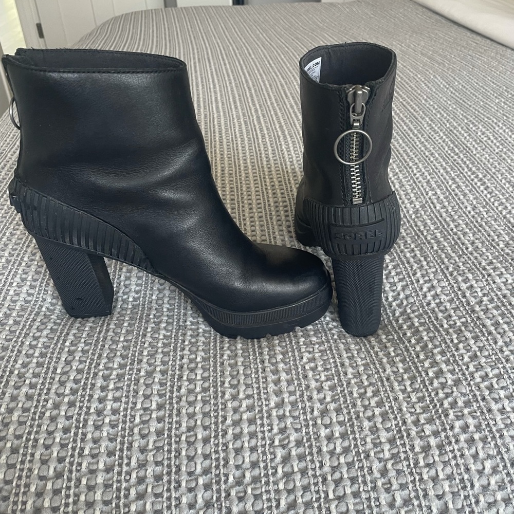 Gently used Sorel platform leather boots.
